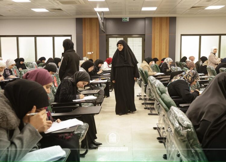 السيدة رئيسة جامعة الزهراء للبنات، أ. د. زينب الملا السلطاني، برفقة السيدة عميدة كلية الصيدلة، أ. د. نور هاتف الدباغ و الدكتور مساعد رئيس الجامعة للشؤون العلمية .